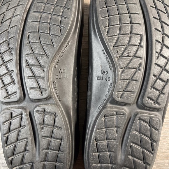 Oofos Women's Ooriginal Slippers Sandals Recovery Flip Flops 9	Blk/Metallic Gray - Picture 5 of 8